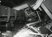 807599 Afbeelding van het door een ontspoorde goederentrein vernielde seinhuis Post R op het goederenemplacement te ...
